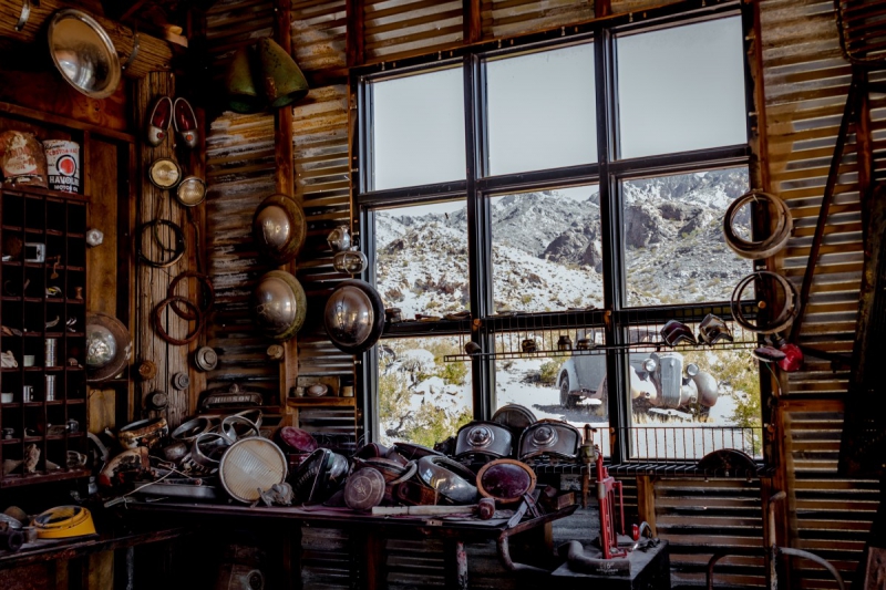 boutique-LA VALETTE DU VAR-min_shop_window_part_junk_abandoned-138873